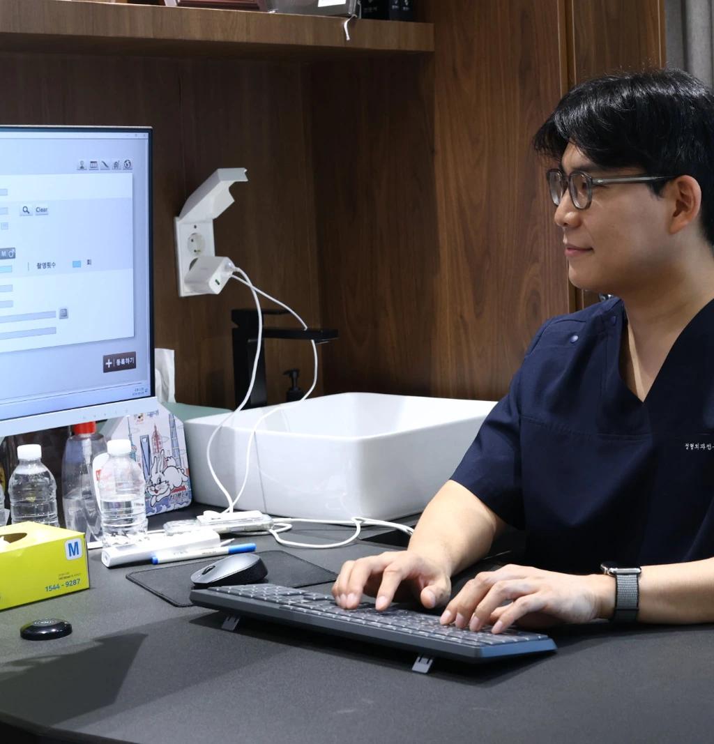 오가나셀 마곡 피부과 원장 진료 모습