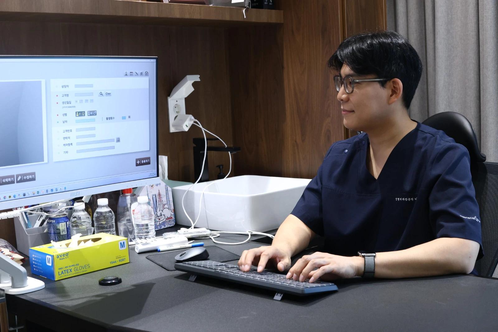 오가나셀 마곡 피부과 원장 진료 모습